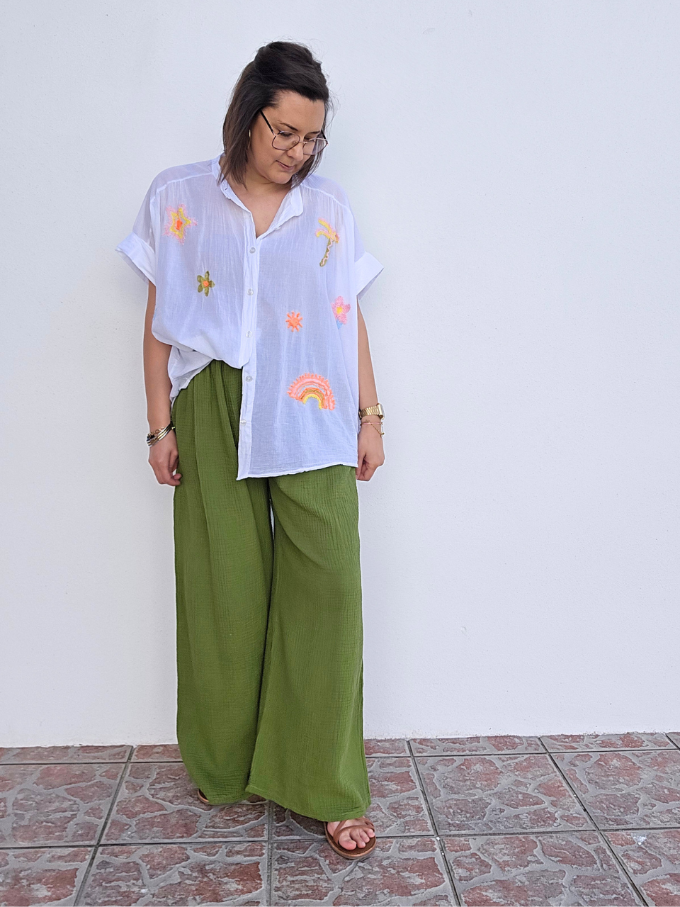 Chemise blanche voile de coton brodée motifs estivaux