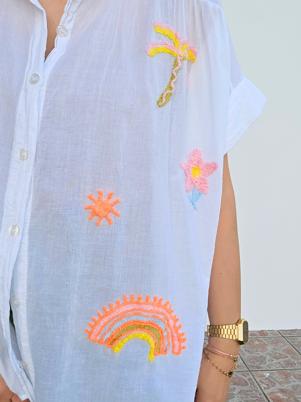 Chemise blanche voile de coton brodée motifs estivaux