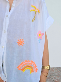 Chemise blanche voile de coton brodée motifs estivaux