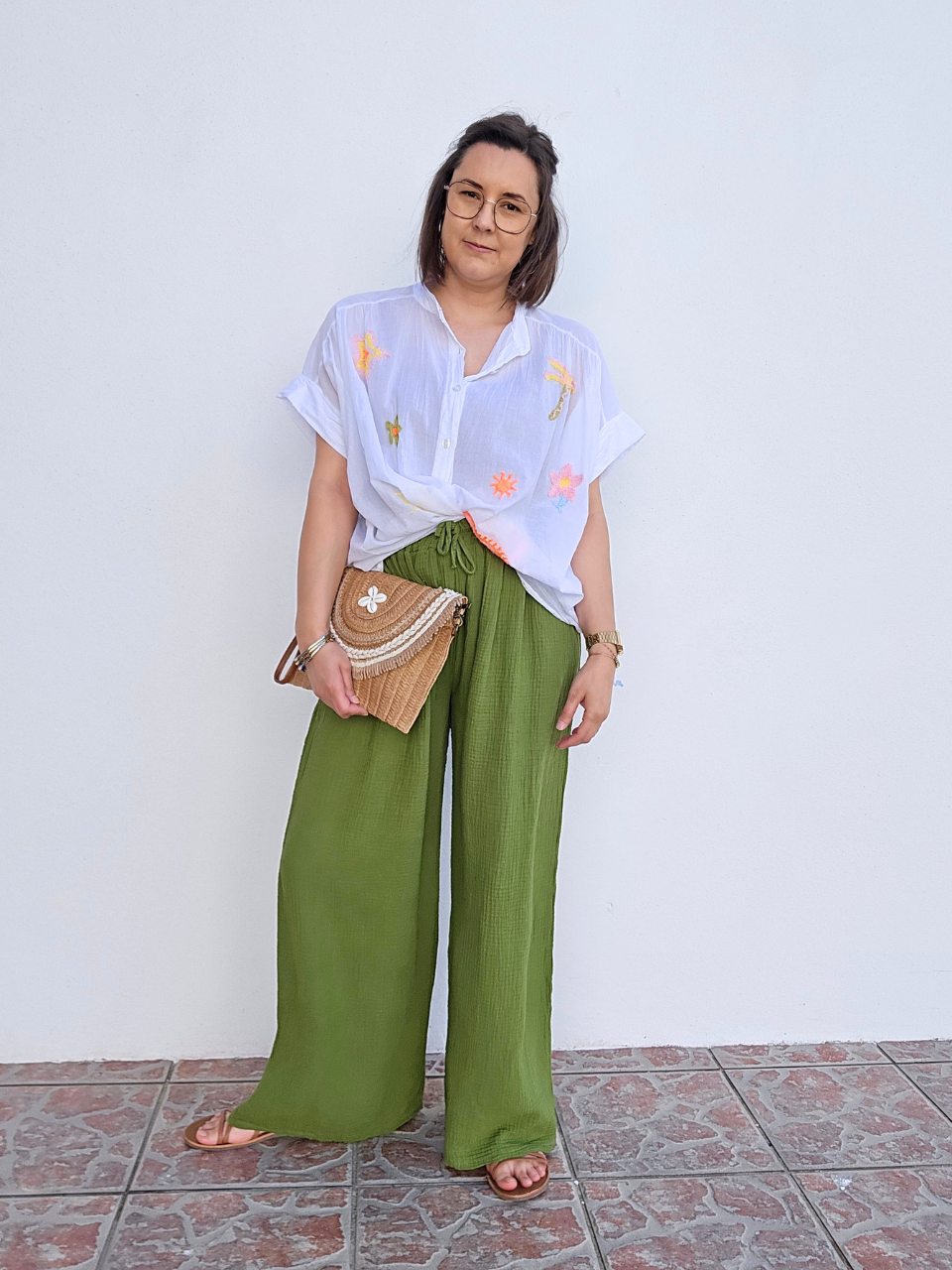 Chemise blanche voile de coton brodée motifs estivaux