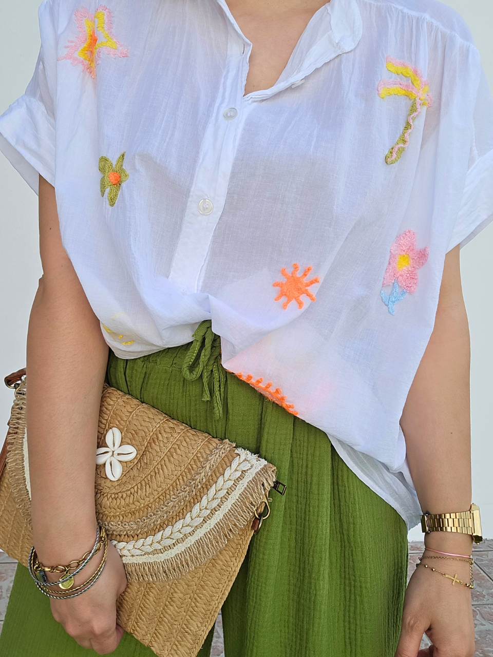 Chemise blanche voile de coton brodée motifs estivaux