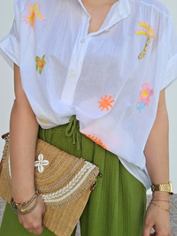 Chemise blanche voile de coton brodée motifs estivaux