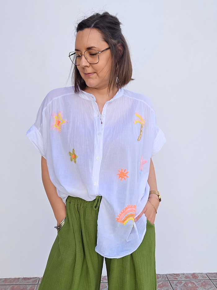 Chemise blanche voile de coton brodée motifs estivaux