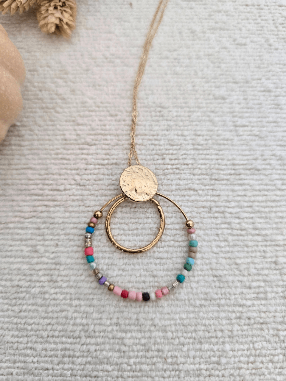 Collier pendentif rond avec perles