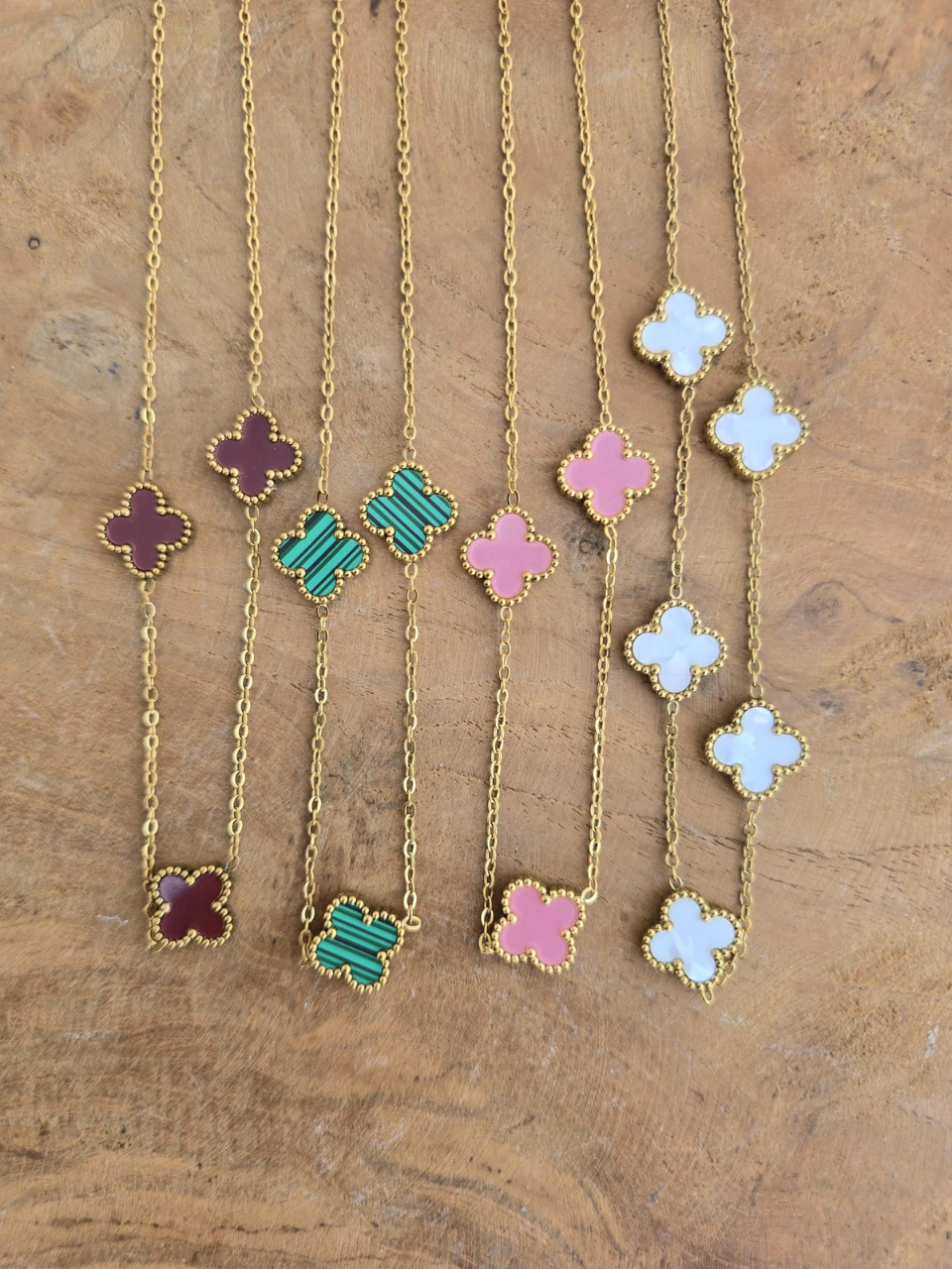 collier fleur trèfle coloré