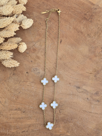 Collier fleur trèfle blanc 