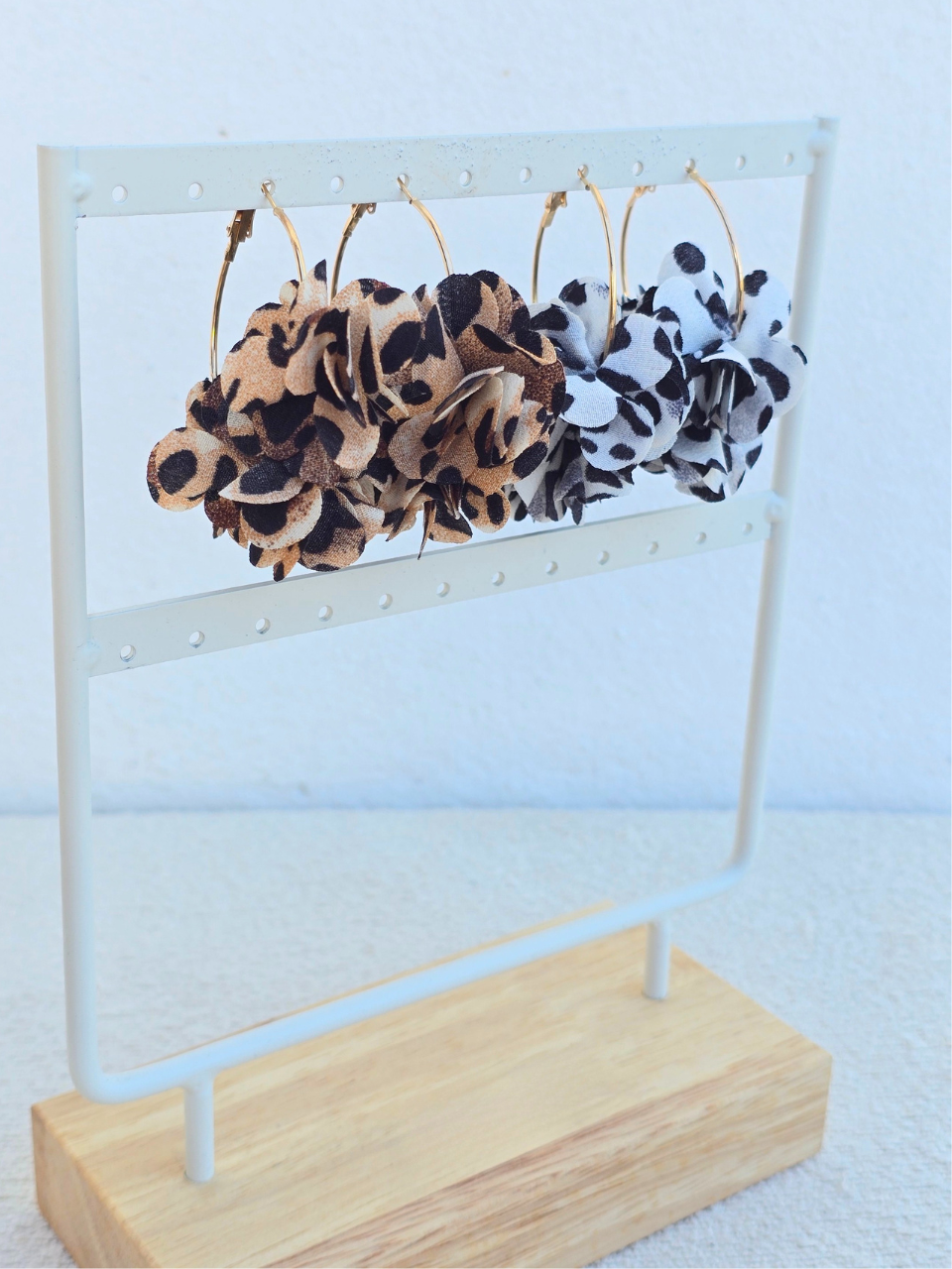 Créoles dorées fleur léopard – marron ou blanche