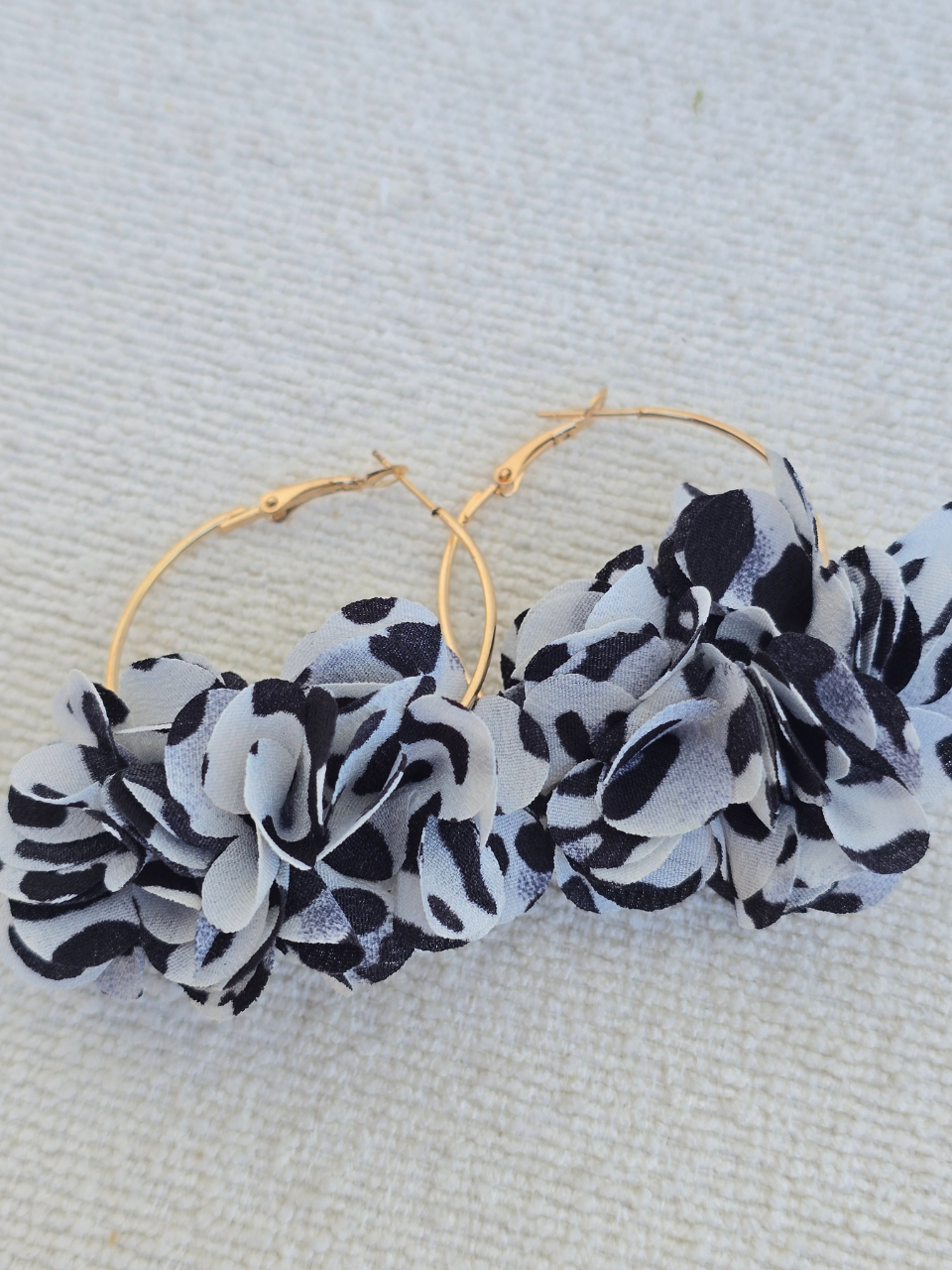 Créoles dorées fleur léopard – marron ou blanche