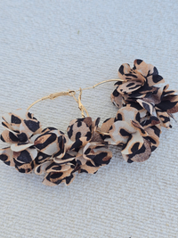 Créoles dorées fleur léopard – marron ou blanche