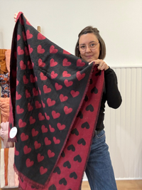 Écharpe douce réversible à cœurs rouge et noir – 200 × 67 cm