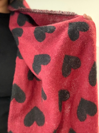 Écharpe douce réversible à cœurs rouge et noir – 200 × 67 cm