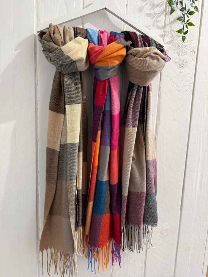 Écharpe femme douce à carreaux et franges – 3 coloris