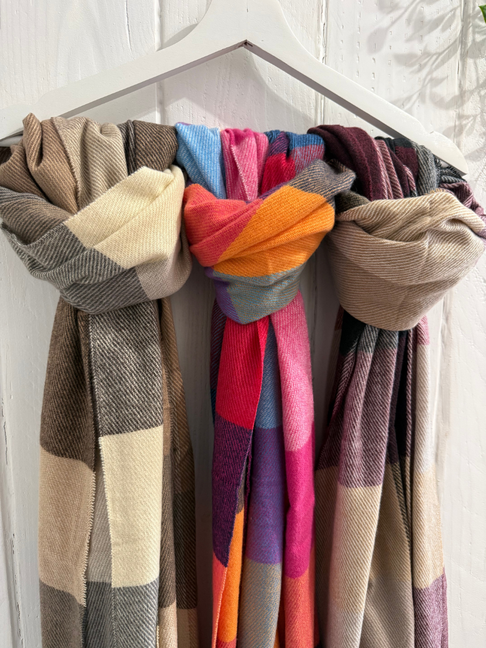 Écharpe femme douce à carreaux et franges – 3 coloris