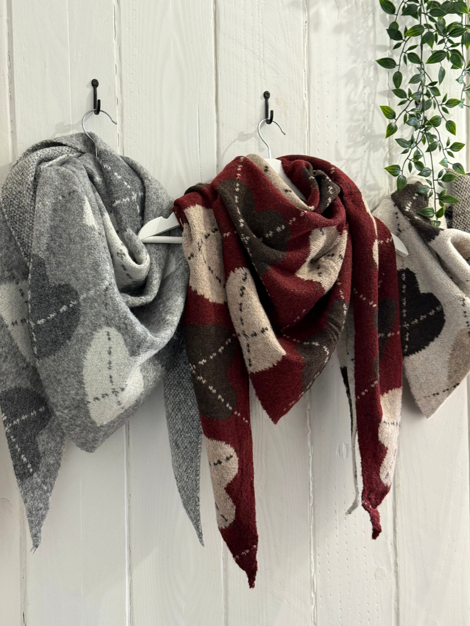 Écharpe triangle femme à motifs cœurs – Bordeaux, gris et beige