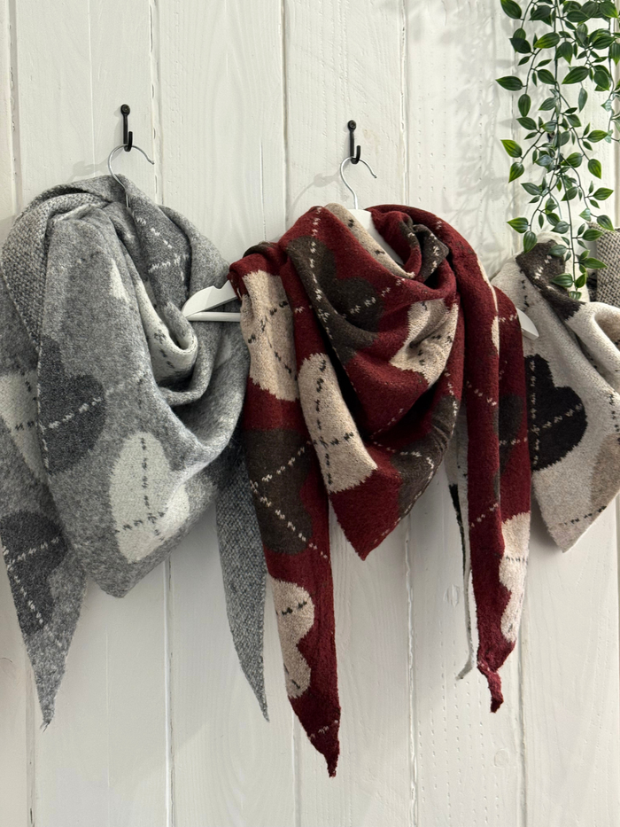 Écharpe triangle femme à motifs cœurs – Bordeaux, gris et beige