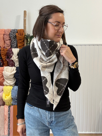 Écharpe triangle femme à motifs cœurs – Bordeaux, gris et beige