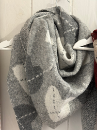 Écharpe triangle femme à motifs cœurs – Bordeaux, gris et beige