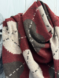 Écharpe triangle femme à motifs cœurs – Bordeaux, gris et beige