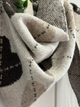 Écharpe triangle femme à motifs cœurs – Bordeaux, gris et beige