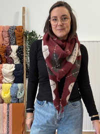 Écharpe triangle femme à motifs cœurs – Bordeaux, gris et beige