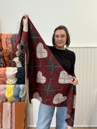 Écharpe triangle femme à motifs cœurs – Bordeaux, gris et beige