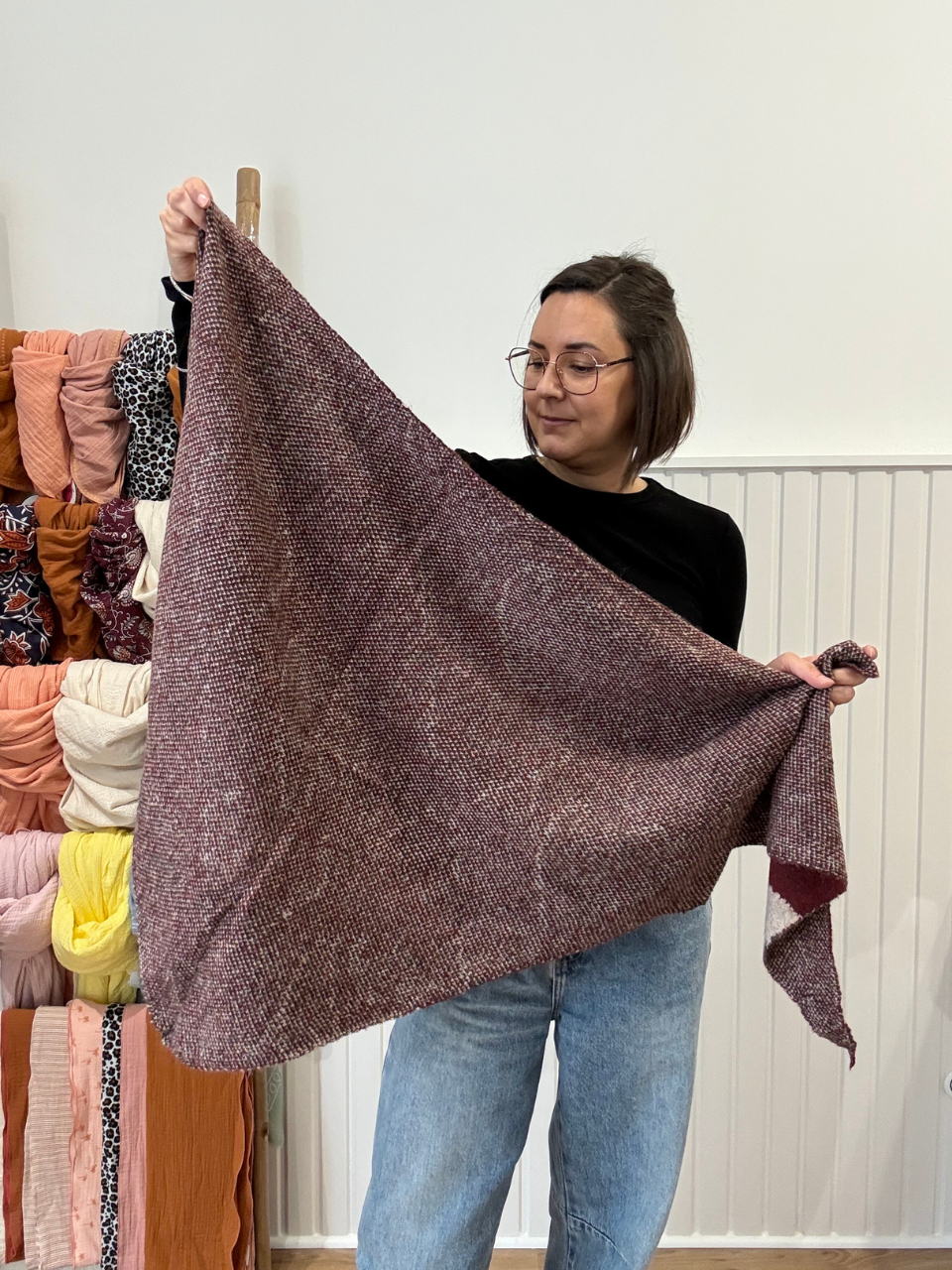 Écharpe triangle femme à motifs cœurs – Bordeaux, gris et beige