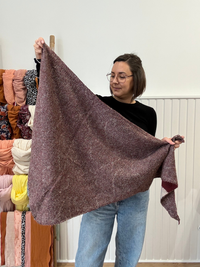 Écharpe triangle femme à motifs cœurs – Bordeaux, gris et beige