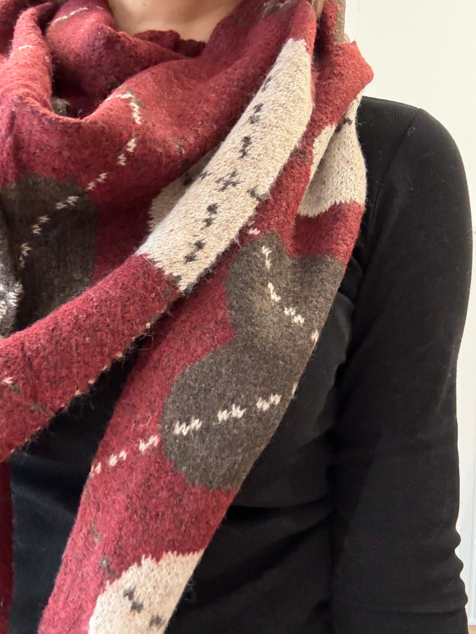 Écharpe triangle femme à motifs cœurs – Bordeaux, gris et beige