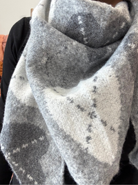 Écharpe triangle femme à motifs cœurs – Bordeaux, gris et beige