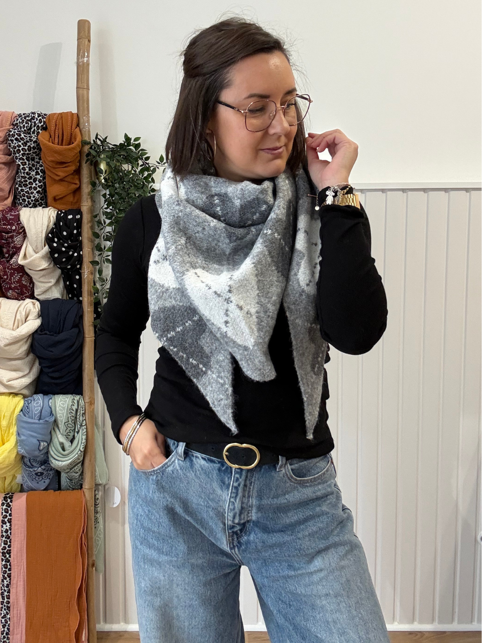 Écharpe triangle femme à motifs cœurs – Bordeaux, gris et beige