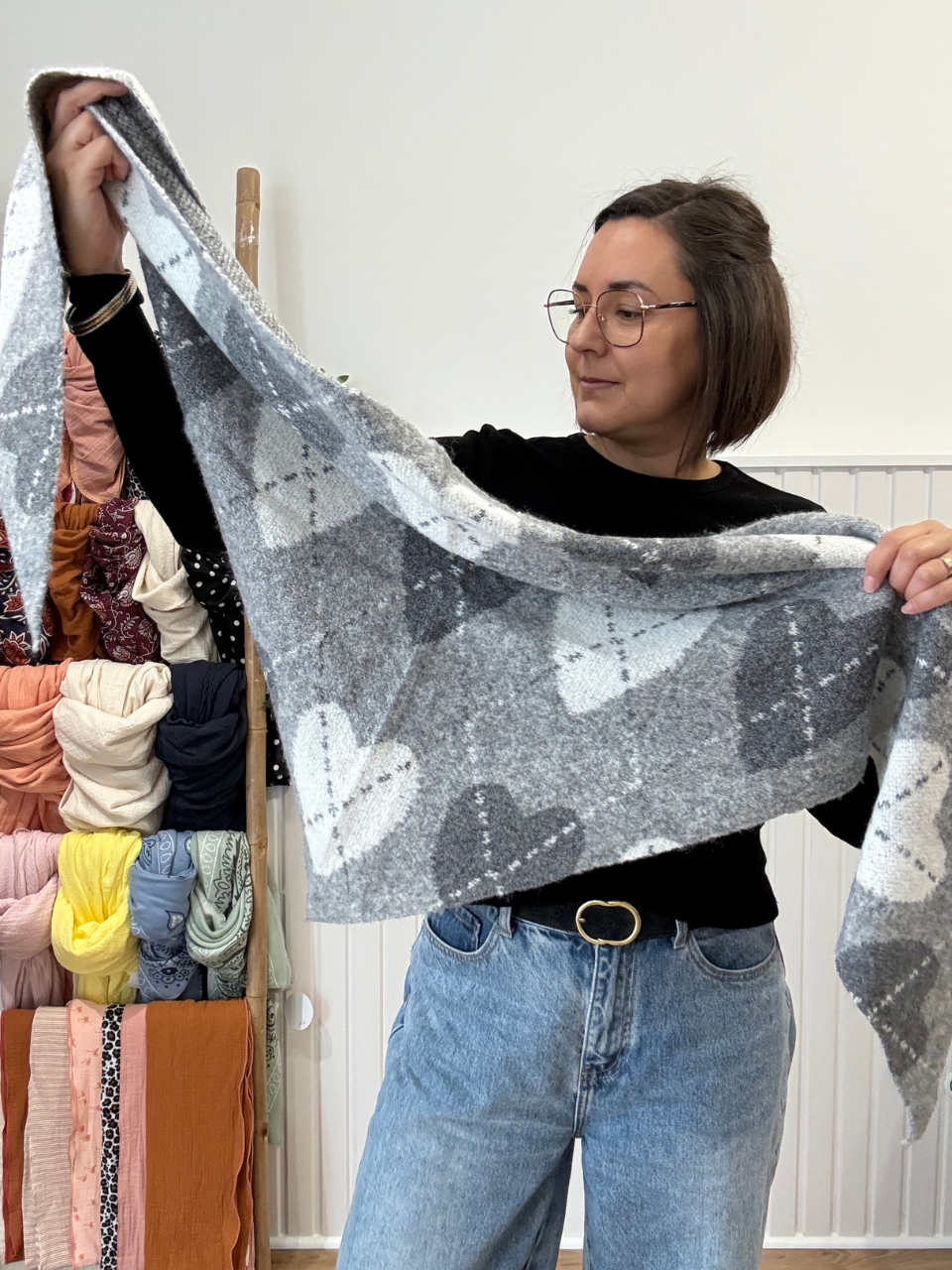 Écharpe triangle femme à motifs cœurs – Bordeaux, gris et beige