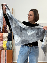 Écharpe triangle femme à motifs cœurs – Bordeaux, gris et beige