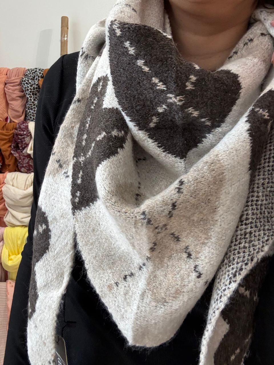 Écharpe triangle femme à motifs cœurs – Bordeaux, gris et beige