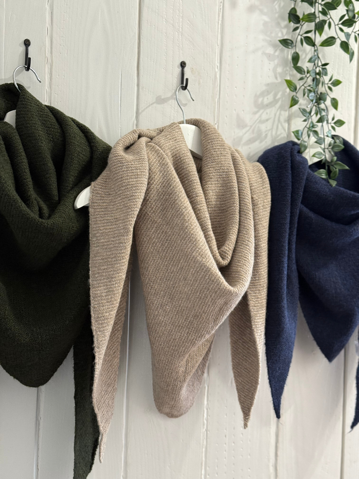 Écharpe triangle femme en maille douce – Taupe, kaki et marine