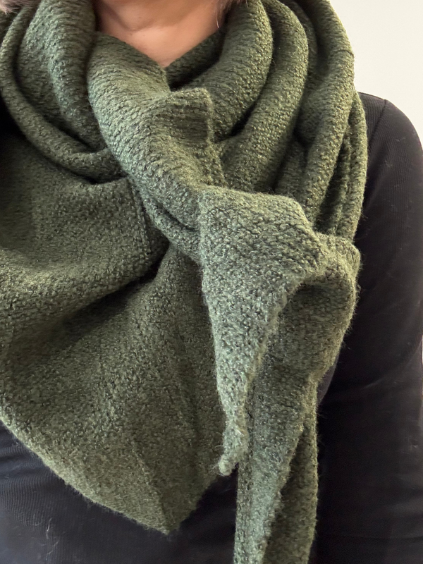 Écharpe triangle femme en maille douce – Taupe, kaki et marine