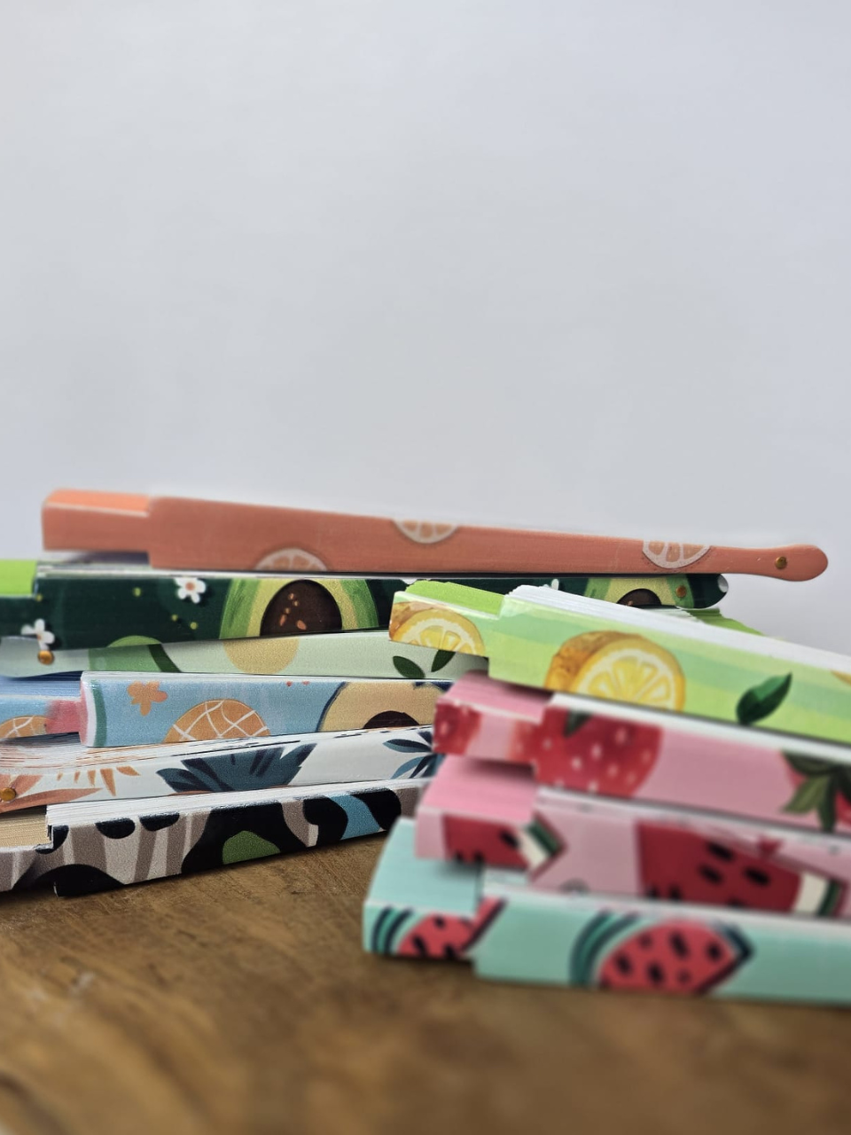 Éventail imprimé fruit et léopard – 10 modèles colorés