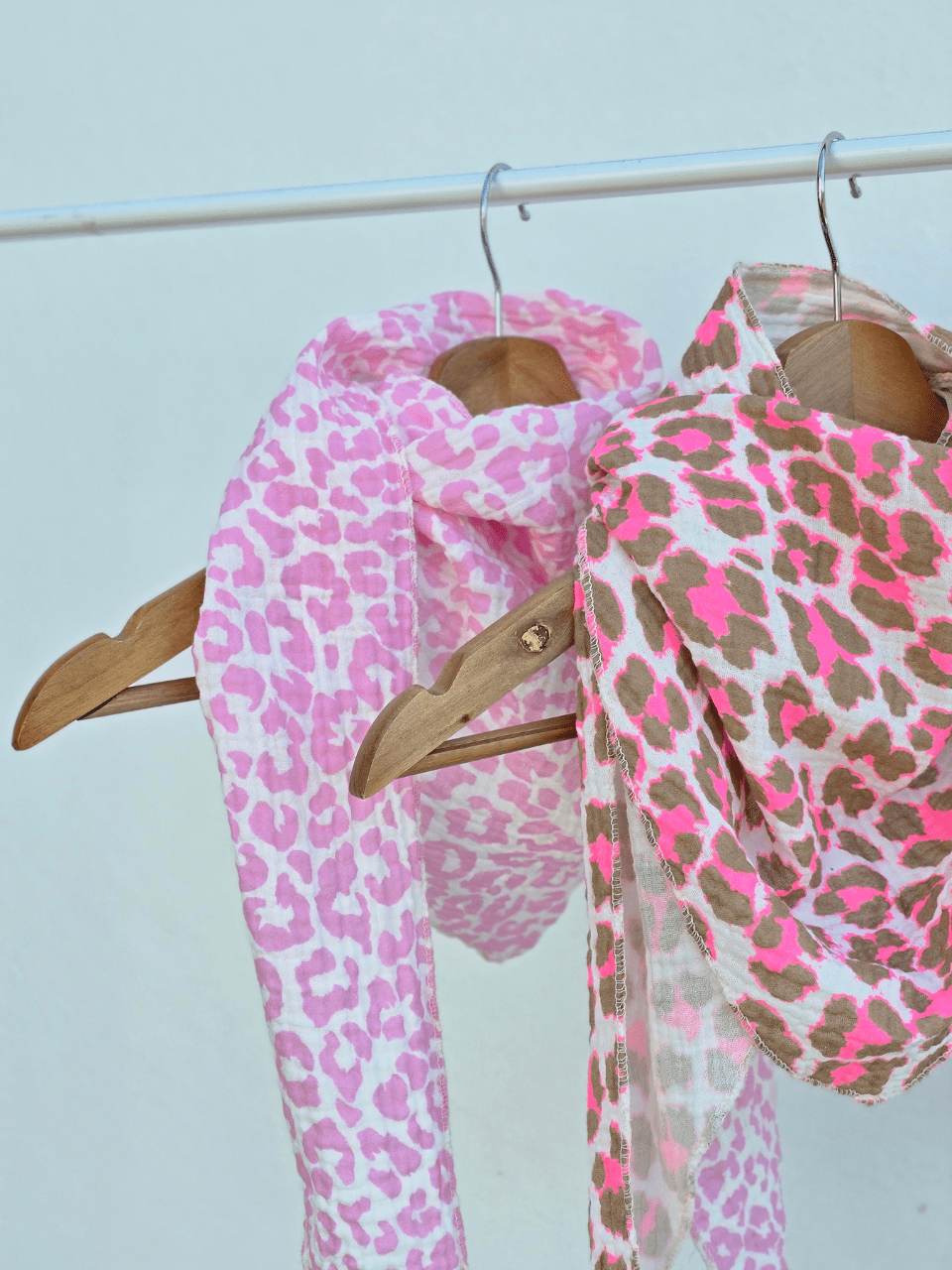 Foulard triangle léopard en gaze de coton – Rose ou camel/rose