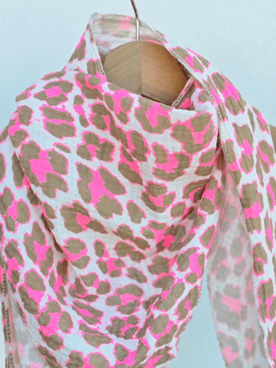 Foulard triangle léopard en gaze de coton – Rose ou camel/rose