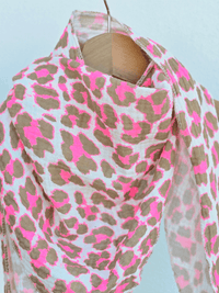 Foulard triangle léopard en gaze de coton – Rose ou camel/rose