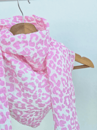 Foulard triangle léopard en gaze de coton – Rose ou camel/rose
