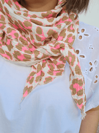 Foulard triangle léopard en gaze de coton – Rose ou camel/rose