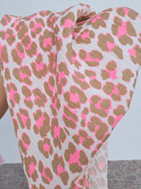 Foulard triangle léopard en gaze de coton – Rose ou camel/rose