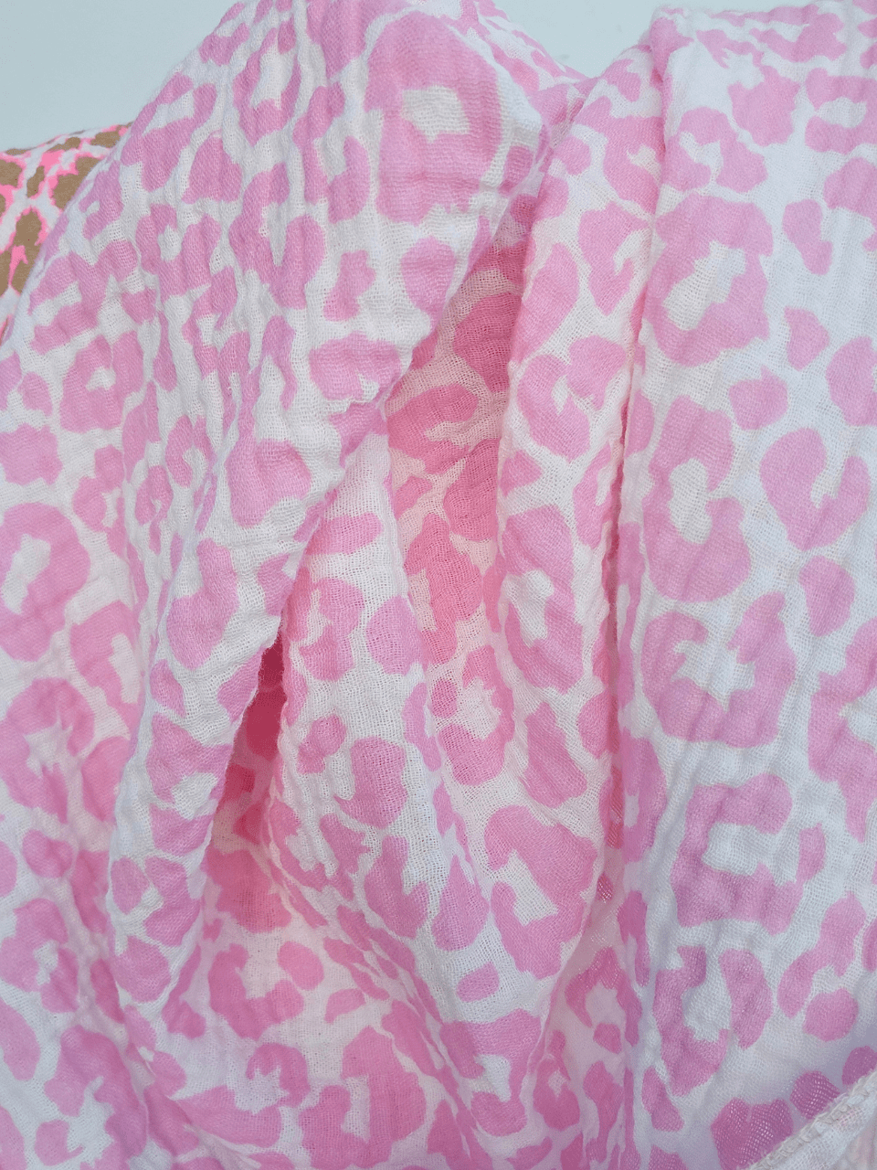 Foulard triangle léopard en gaze de coton – Rose ou camel/rose