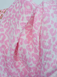 Foulard triangle léopard en gaze de coton – Rose ou camel/rose