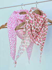 Foulard triangle léopard en gaze de coton – Rose ou camel/rose