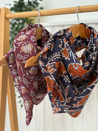 Foulard carré fleuri en coton Mellinette – Marine ou prune