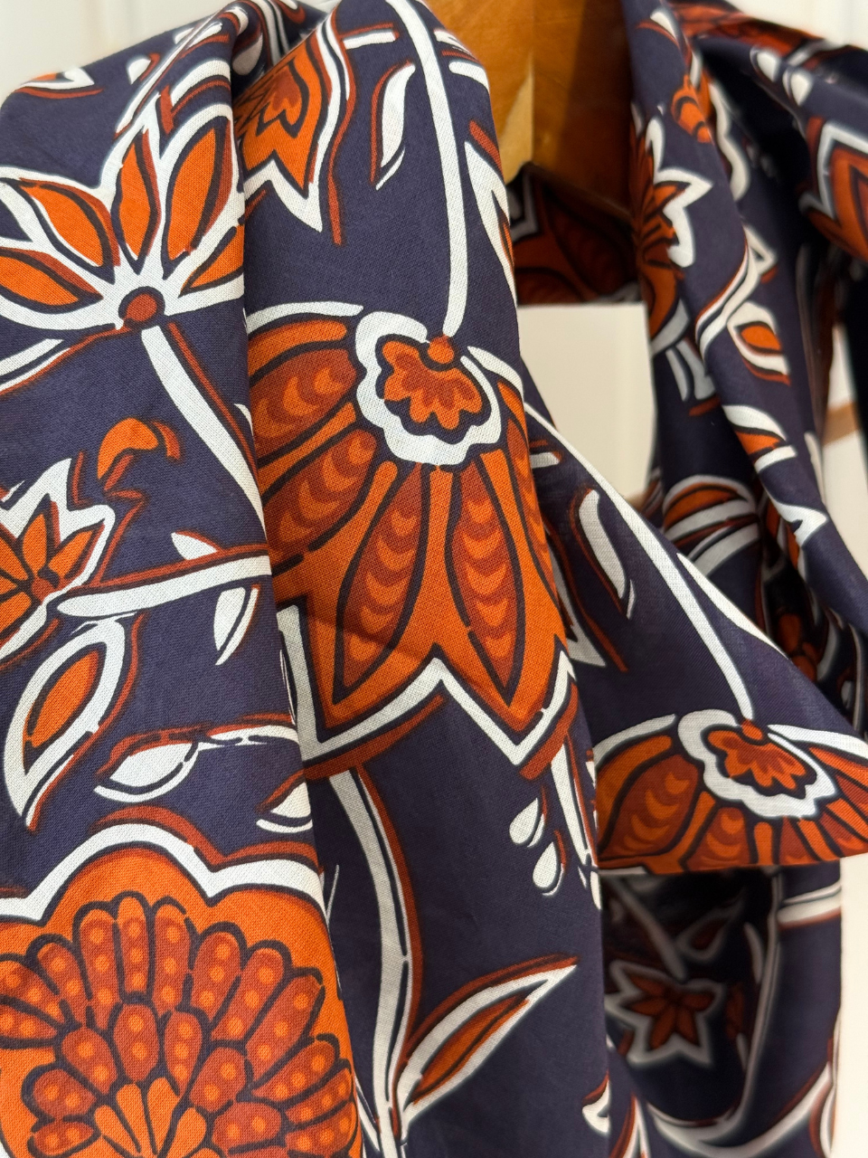 Foulard carré fleuri en coton Mellinette – Marine ou prune