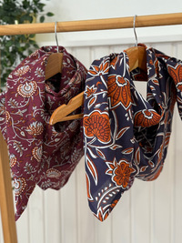 Foulard carré fleuri en coton Mellinette – Marine ou prune