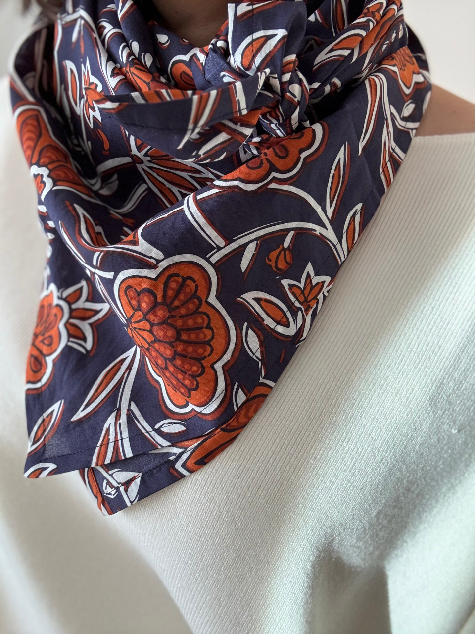 Foulard carré fleuri en coton Mellinette – Marine ou prune