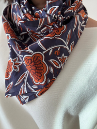 Foulard carré fleuri en coton Mellinette – Marine ou prune